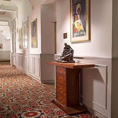 Paris Hotel 5*